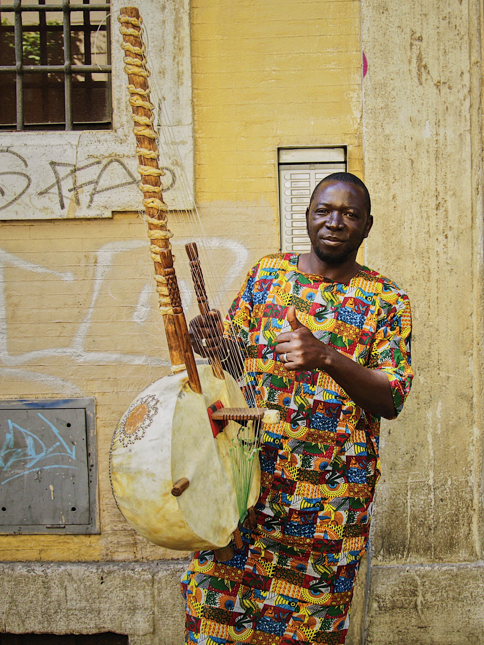Homme jouant de la kora